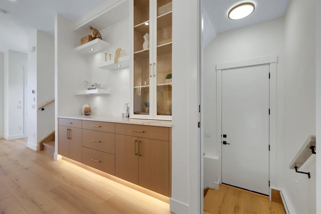 Picture of 6428 33 Avenue NW, Calgary Real Estate Listing