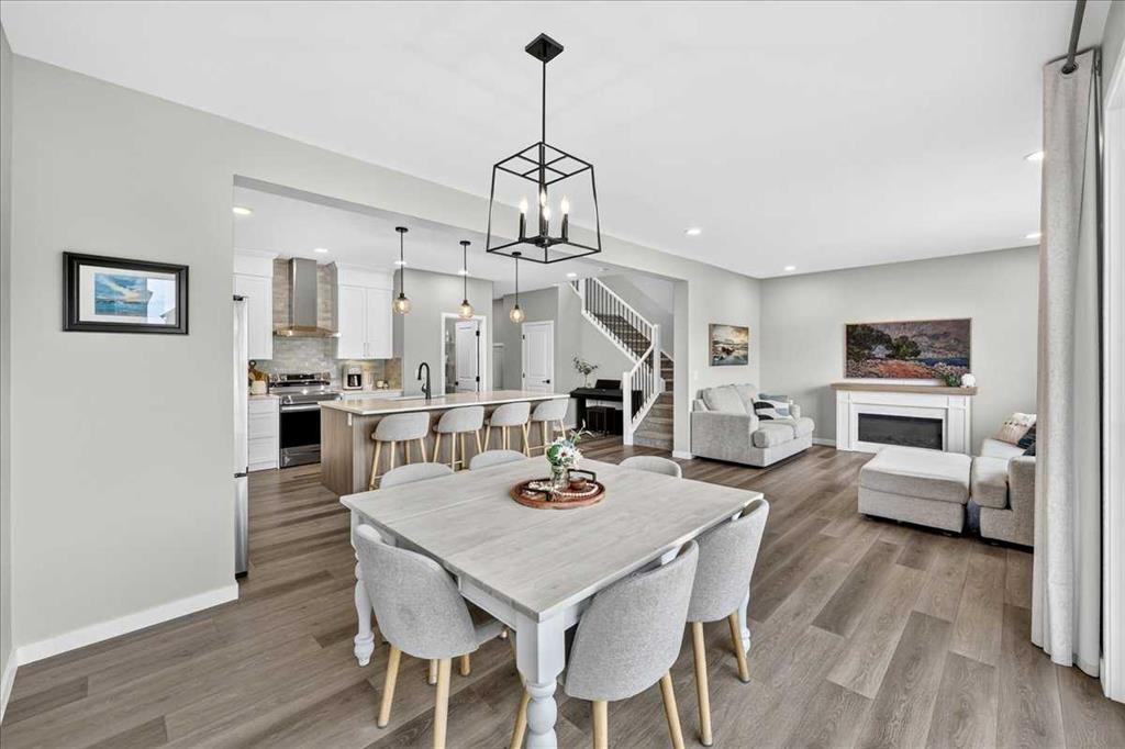 Picture of 421 Magnolia Way SE, Calgary Real Estate Listing