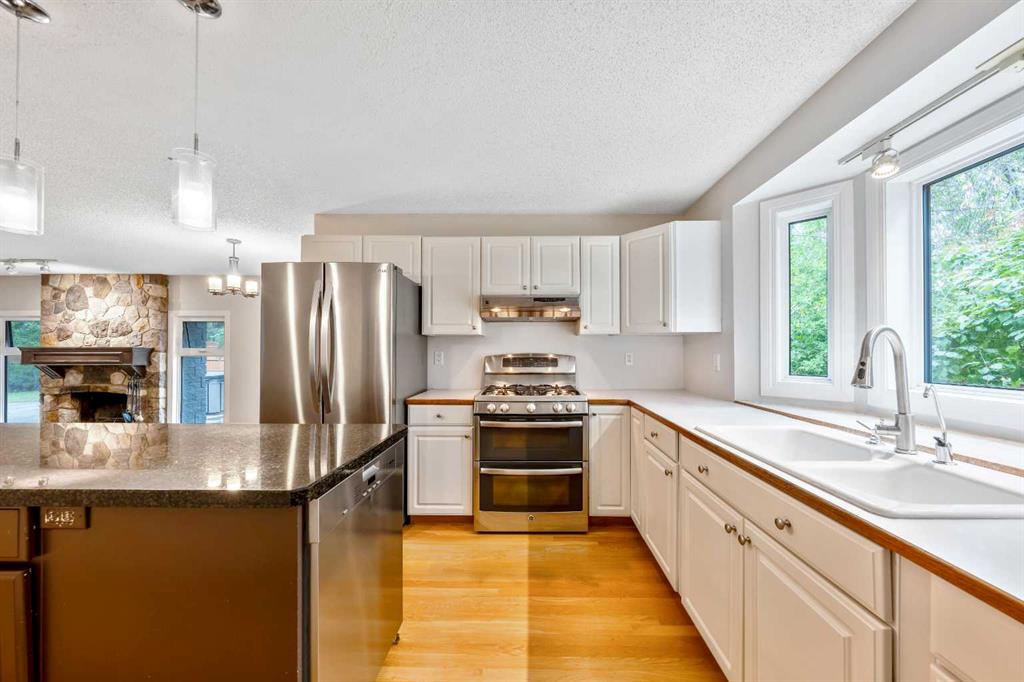 Picture of 224 Varsity Crescent NW, Calgary Real Estate Listing