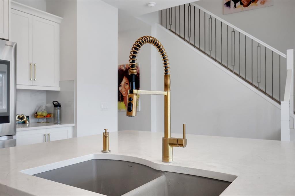 Picture of 423 Legacy Circle SE, Calgary Real Estate Listing