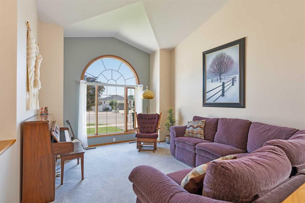 Picture of 110 Heritage Boulevard W, Lethbridge Real Estate Listing
