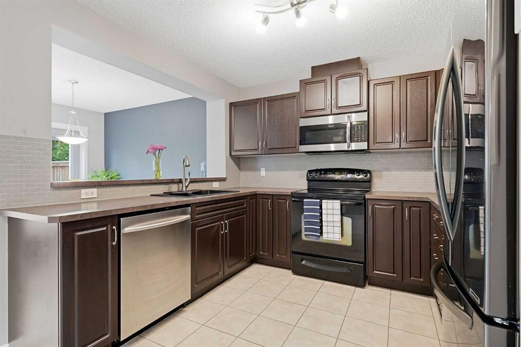 Picture of 14 River Heights Crescent , Cochrane Real Estate Listing