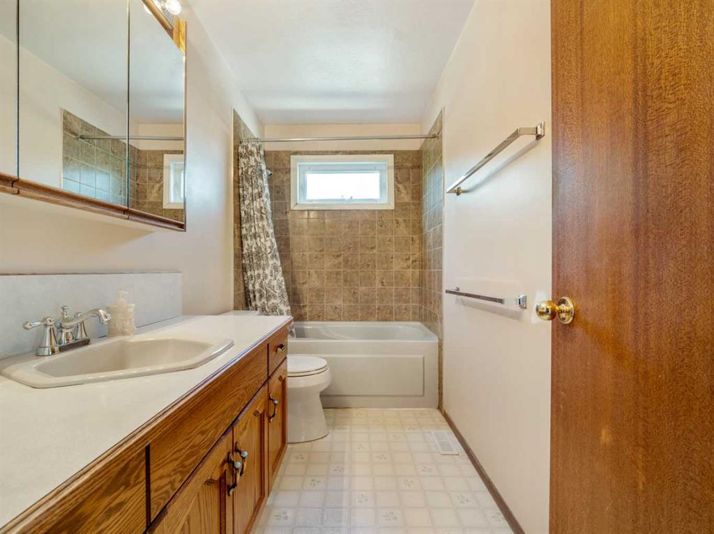 Picture of 122 Spruce Drive , Coalhurst Real Estate Listing