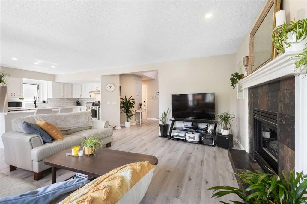 Picture of 151 Citadel Close NW, Calgary Real Estate Listing