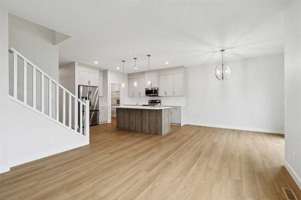 Picture of 85 Southborough Square , Cochrane Real Estate Listing