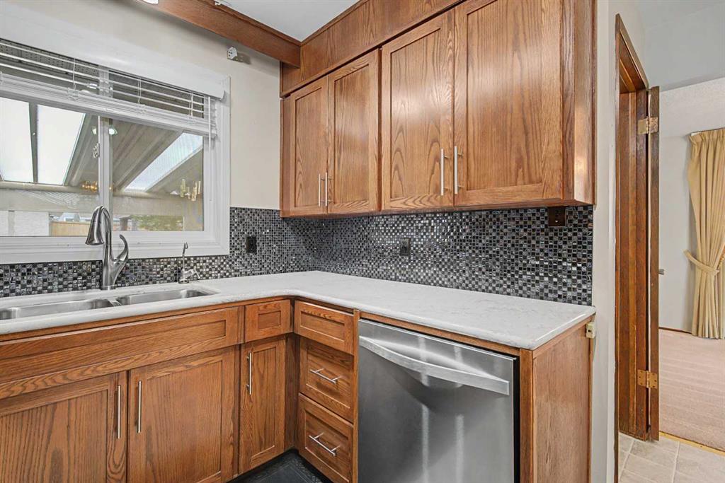 Picture of 163 Lake Sylvan Close SE, Calgary Real Estate Listing