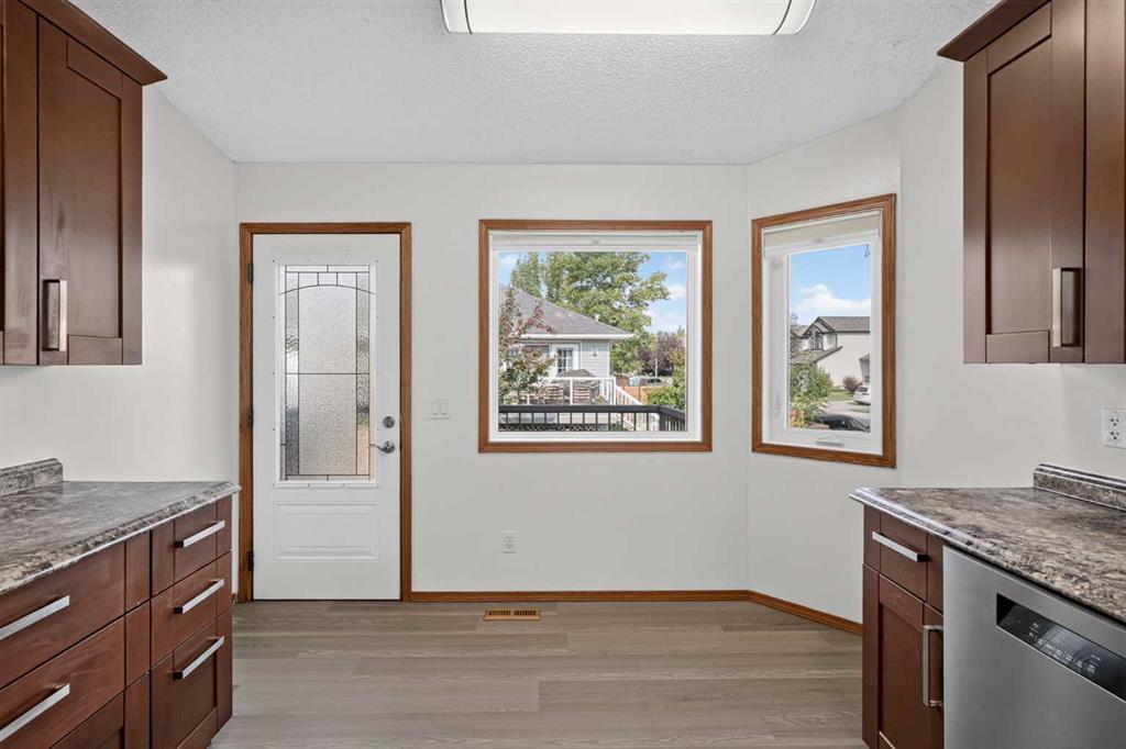 Picture of 31 Fairways Drive NW, Airdrie Real Estate Listing