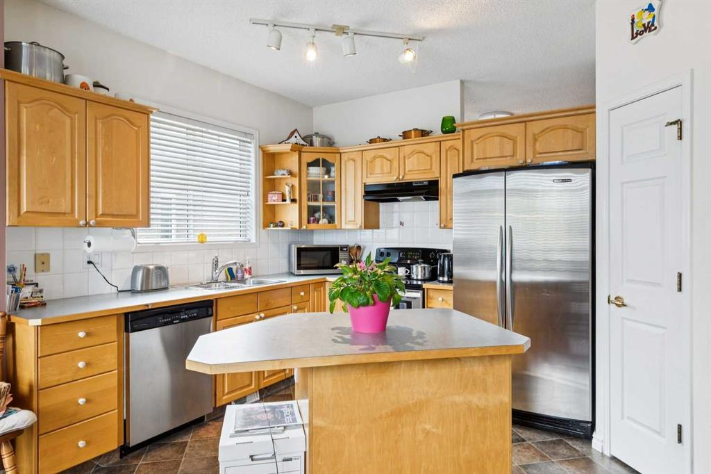 Picture of 2634 Signal Hill Heights SW, Calgary Real Estate Listing