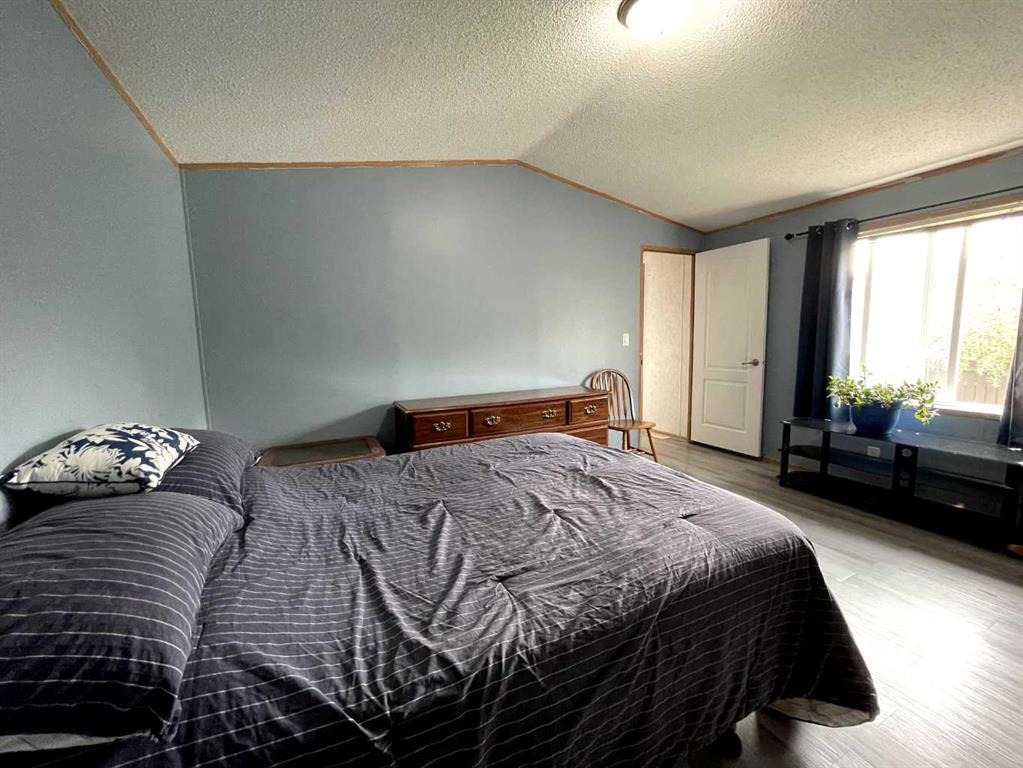 Picture of 18 Dragonfly Crescent , High Level Real Estate Listing