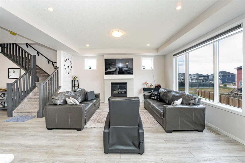 Picture of 717 Windrow Manor SW, Airdrie Real Estate Listing