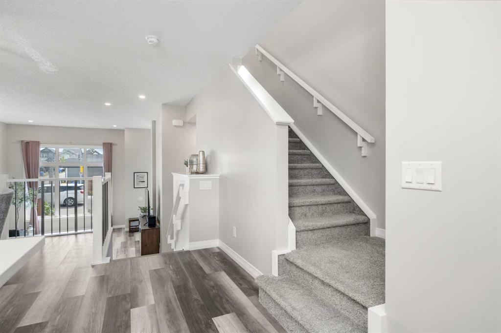 Picture of 374 Magnolia Square SE, Calgary Real Estate Listing