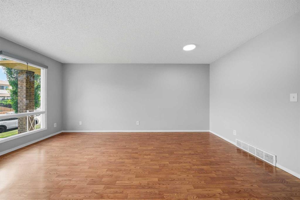 Picture of 154 Midbend Place SE, Calgary Real Estate Listing