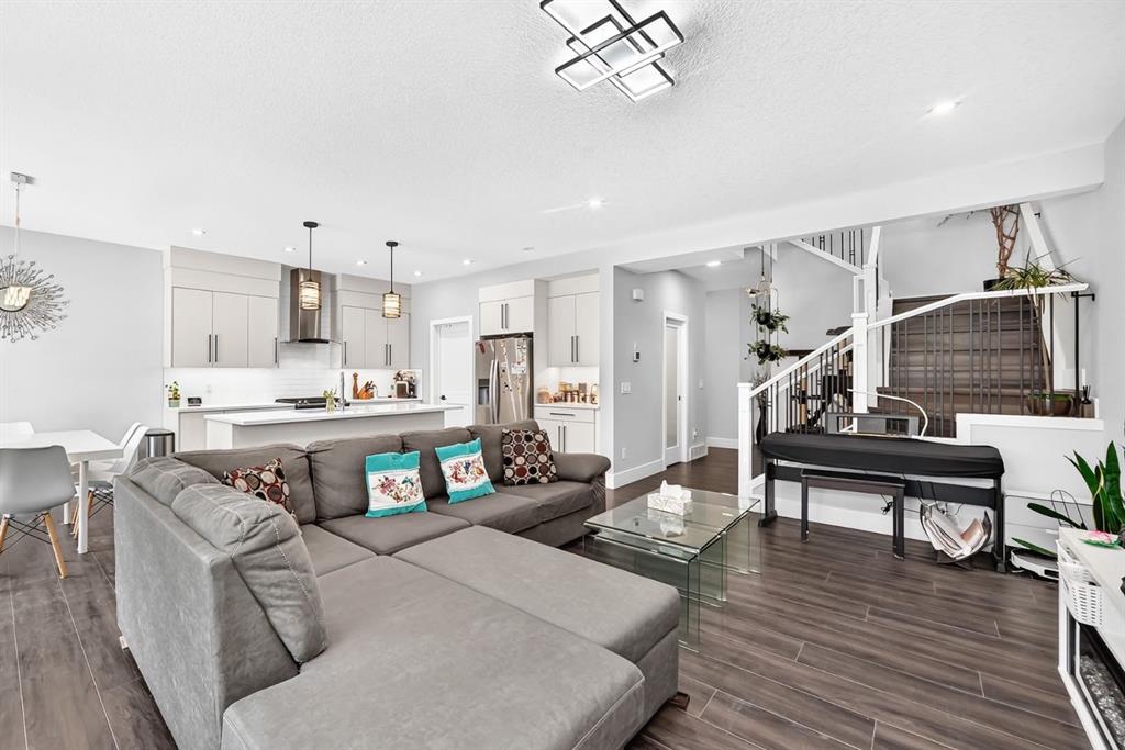 Picture of 86 Carringvue Manor NW, Calgary Real Estate Listing