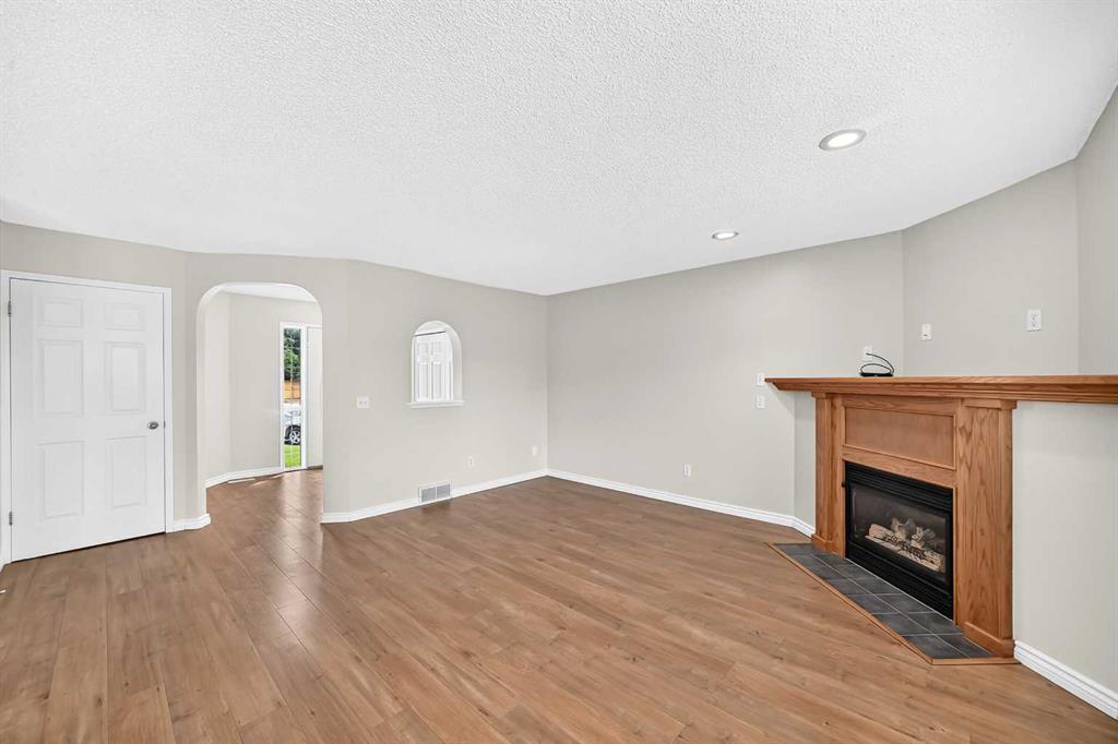 Picture of 247 Covington Close NE, Calgary Real Estate Listing