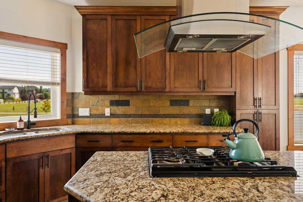 Picture of 115 Rockmont Court NW, Calgary Real Estate Listing
