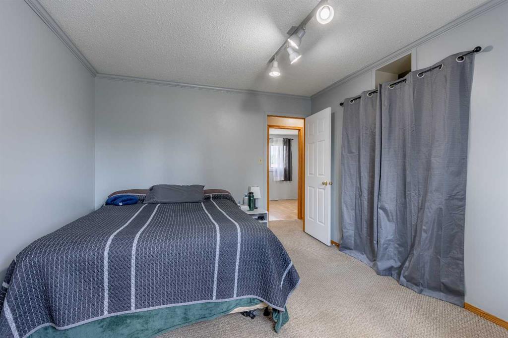 Picture of 46 Oxford Road W, Lethbridge Real Estate Listing