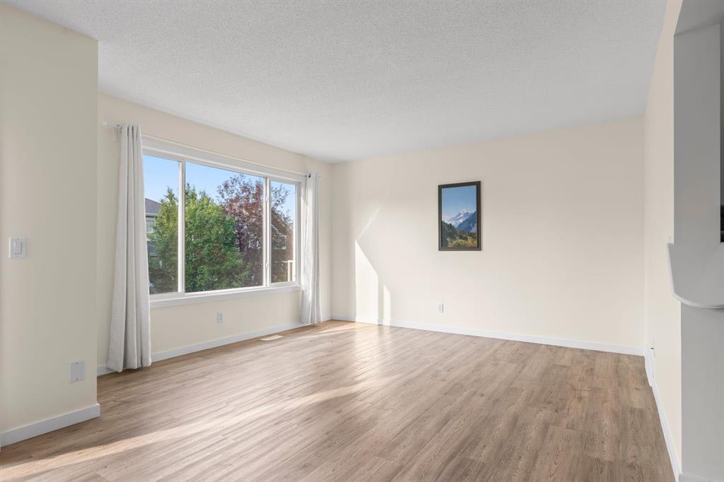 Picture of 790 River Heights Crescent , Cochrane Real Estate Listing