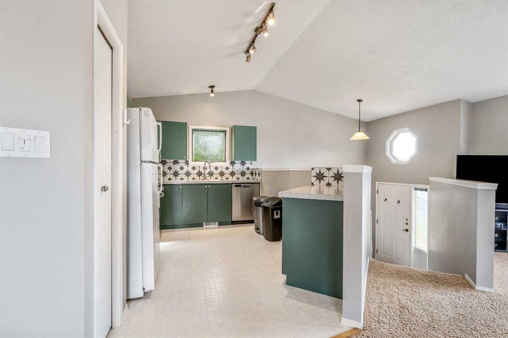 Picture of 194 Mt Blakiston Road W, Lethbridge Real Estate Listing