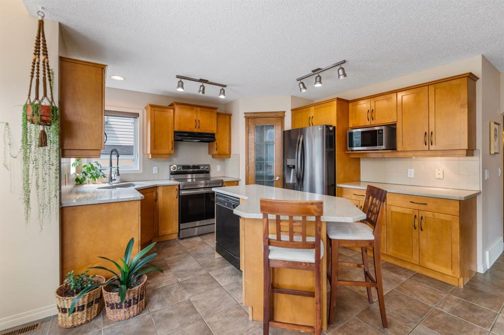 Picture of 1115 Woodside Way NW, Airdrie Real Estate Listing