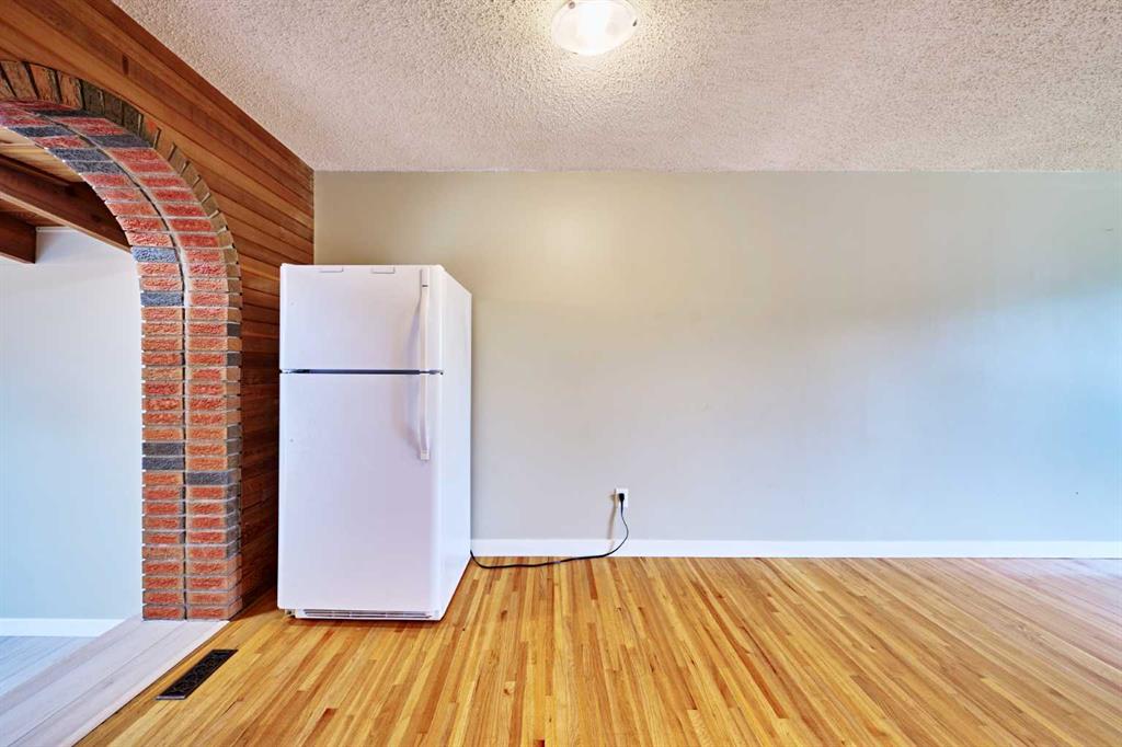 Picture of 4820 49 Avenue NW, Calgary Real Estate Listing