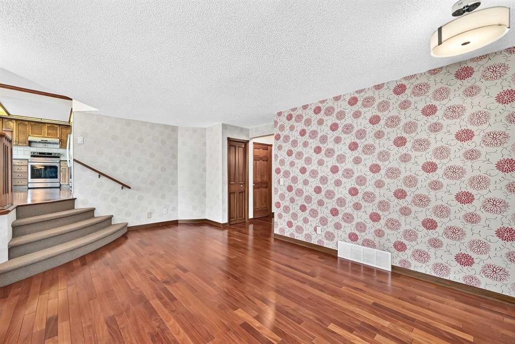 Picture of 2509 Douglas Woods Link SE, Calgary Real Estate Listing