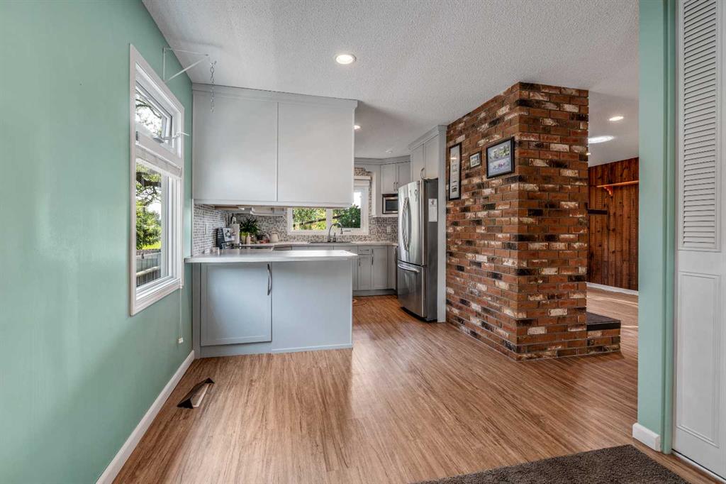 Picture of 42 Honeysuckle Road N, Lethbridge Real Estate Listing