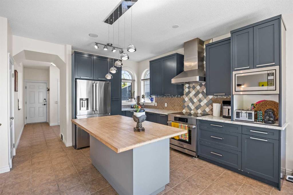 Picture of 216 Tuscany Ridge View NW, Calgary Real Estate Listing