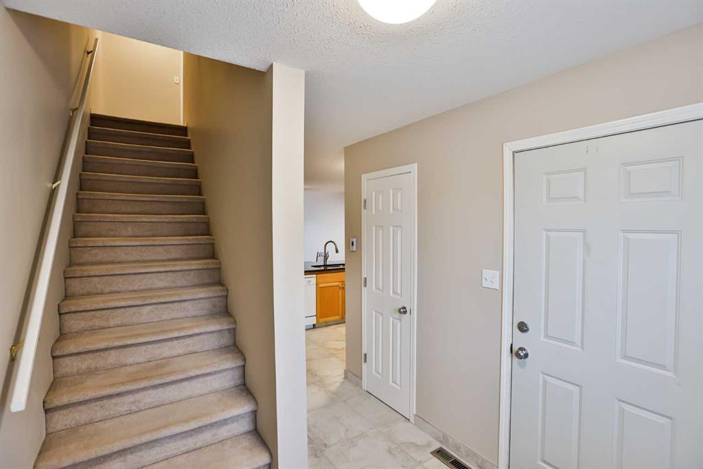 Picture of 16, 720 Heritage Boulevard W, Lethbridge Real Estate Listing