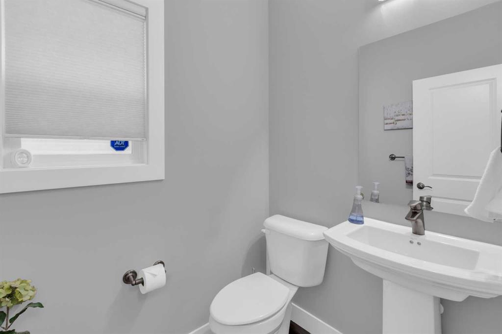 Picture of 286 Nolan Hill Boulevard NW, Calgary Real Estate Listing