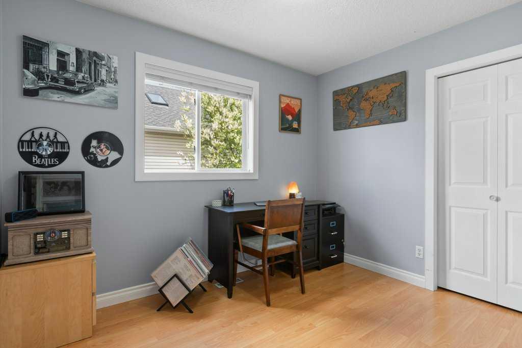 Picture of 202 Willowbrook Close NW, Airdrie Real Estate Listing