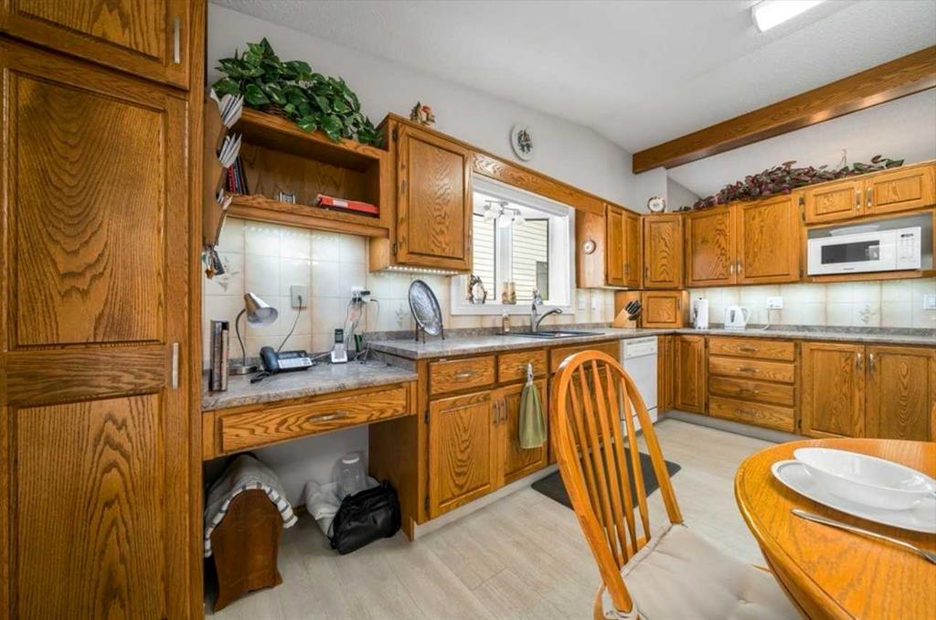Picture of 16 Carry Court SE, Medicine Hat Real Estate Listing