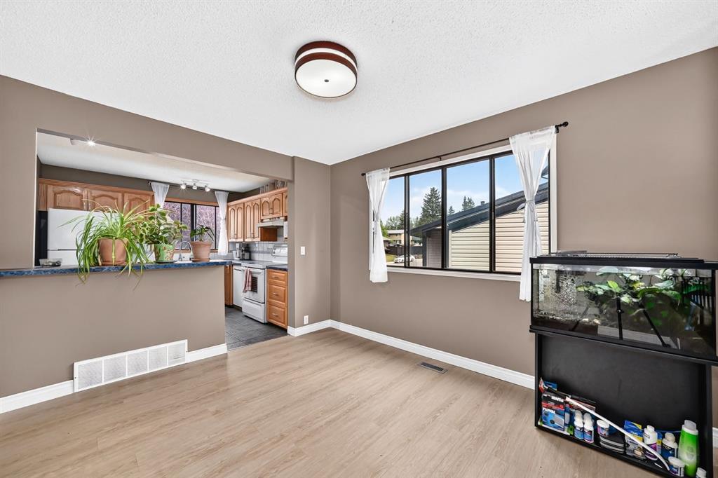 Picture of 961 Ranchview Crescent NW, Calgary Real Estate Listing