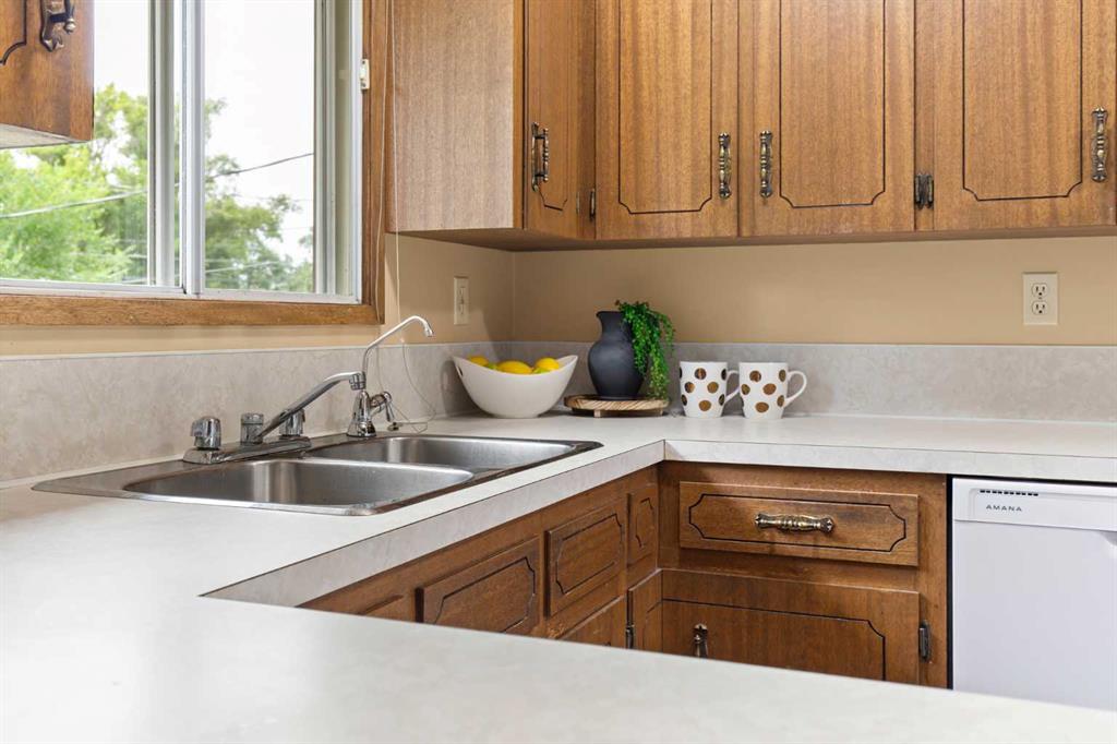 Picture of 447 8 Street SE, Medicine Hat Real Estate Listing