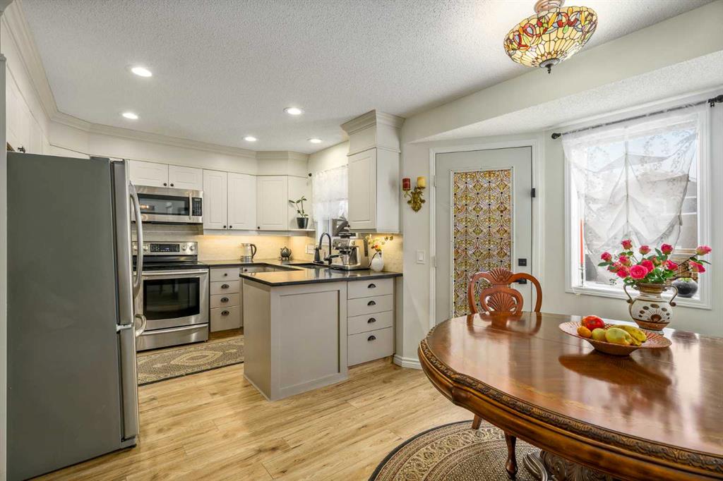 Picture of 76 Sunlake Gardens SE, Calgary Real Estate Listing