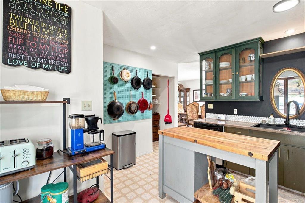 Picture of 1121 5 Avenue , Beaverlodge Real Estate Listing
