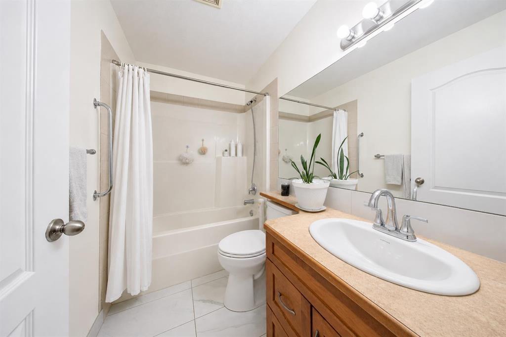 Picture of 138 Lanterman Close , Red Deer Real Estate Listing