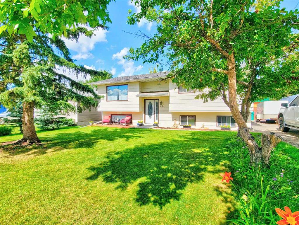 Picture of 727 Oak Drive , Beaverlodge Real Estate Listing