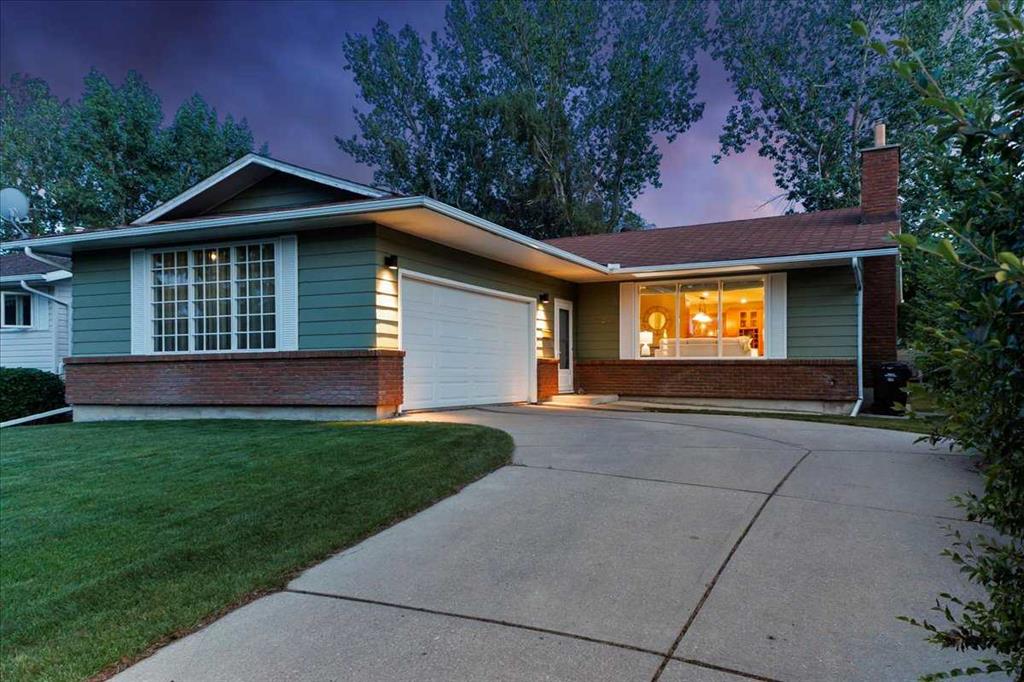 Picture of 124 Oakmoor Place SW, Calgary Real Estate Listing