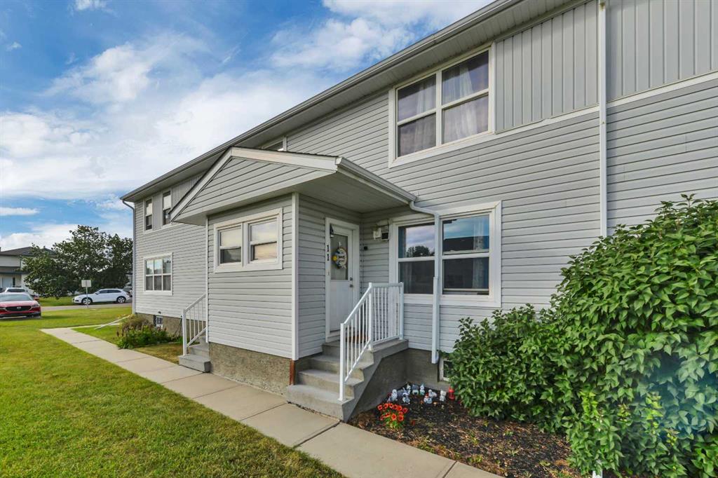 Picture of 11 Poplar Crescent , Springbrook Real Estate Listing