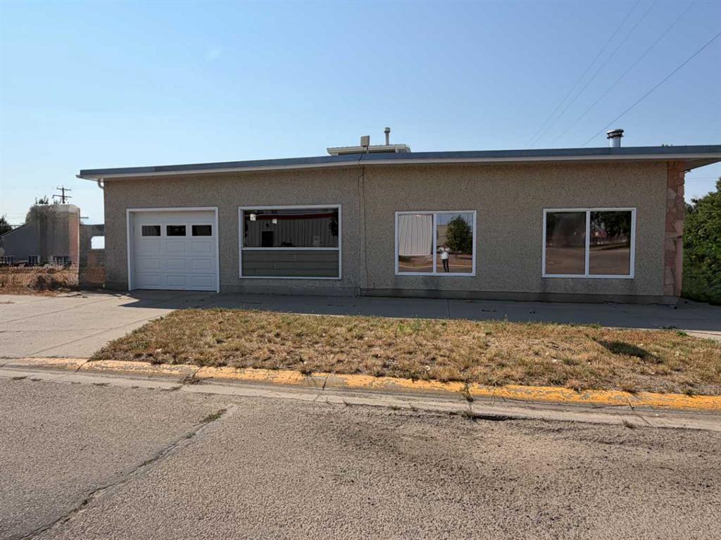 Picture of 222 6 Street N, Vauxhall Real Estate Listing