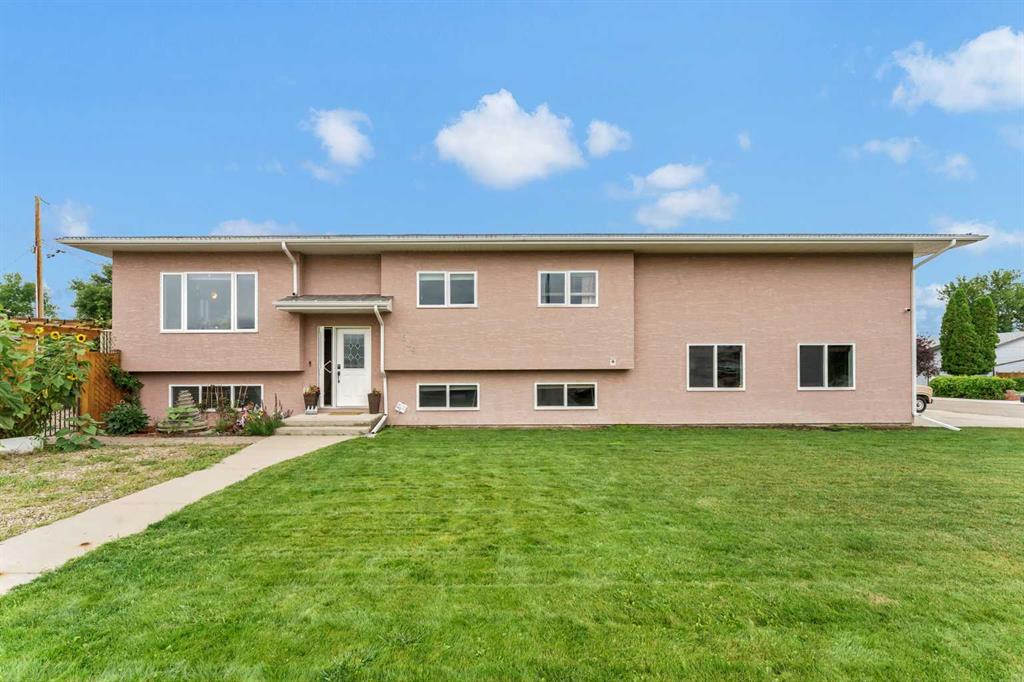 Picture of 938 6 Street SE, Redcliff Real Estate Listing