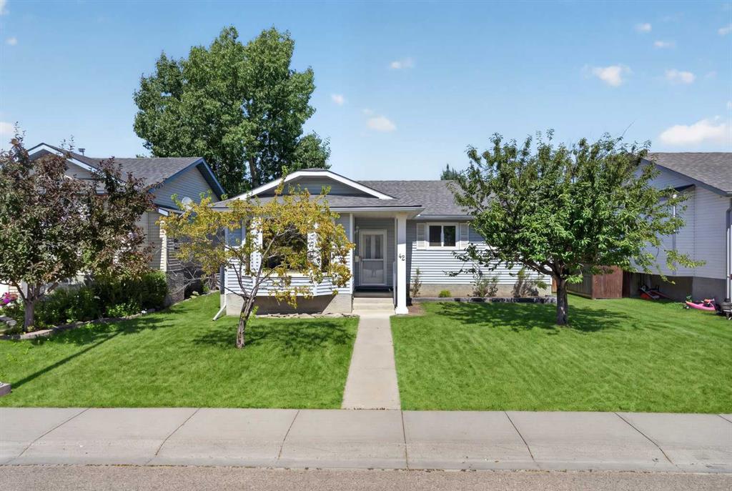 Picture of 42 West Boothby Crescent , Cochrane Real Estate Listing