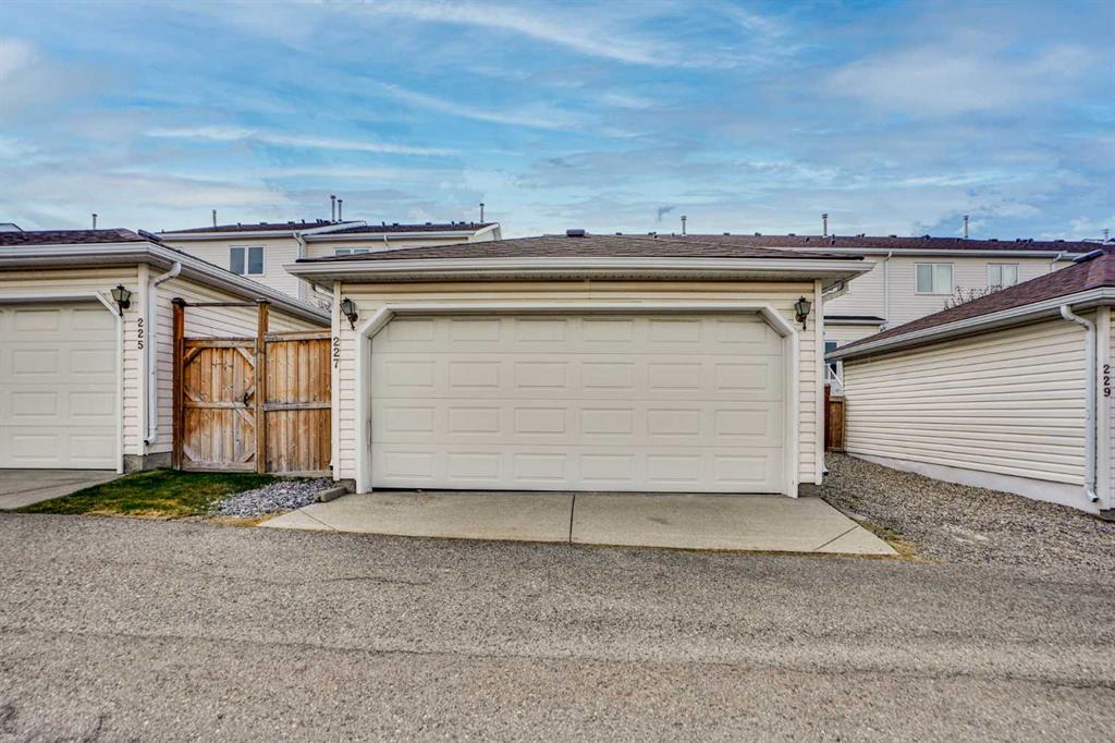 Picture of 227 Citadel Lane NW, Calgary Real Estate Listing
