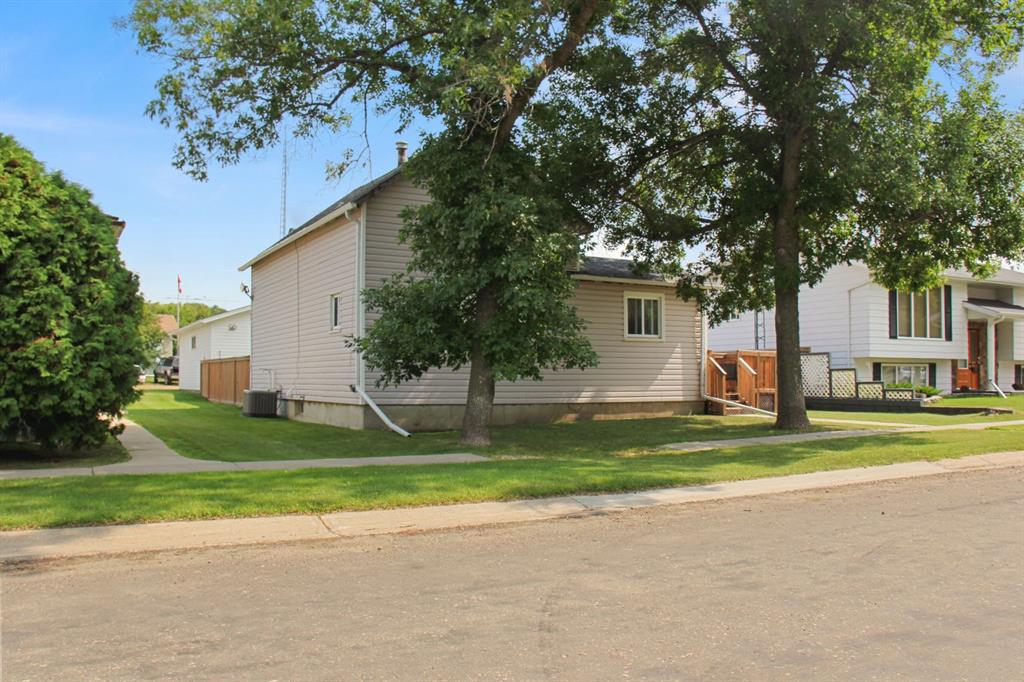 Picture of 5129 51 Street , Daysland Real Estate Listing
