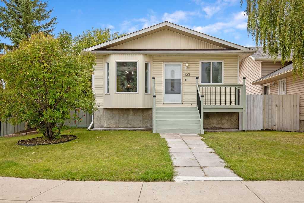 Picture of 123 Shawglen Rise SW, Calgary Real Estate Listing