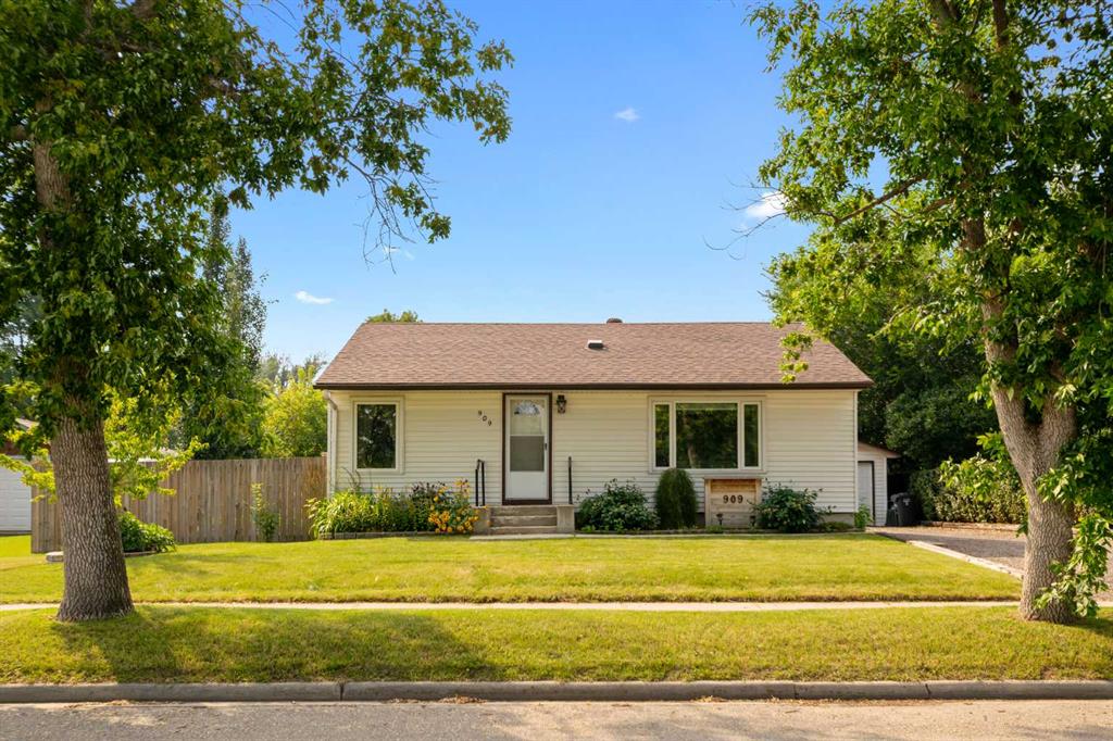 Picture of 909 6 Street SW, High River Real Estate Listing