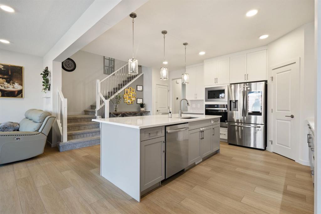 Picture of 147 Royston Rise NW, Calgary Real Estate Listing