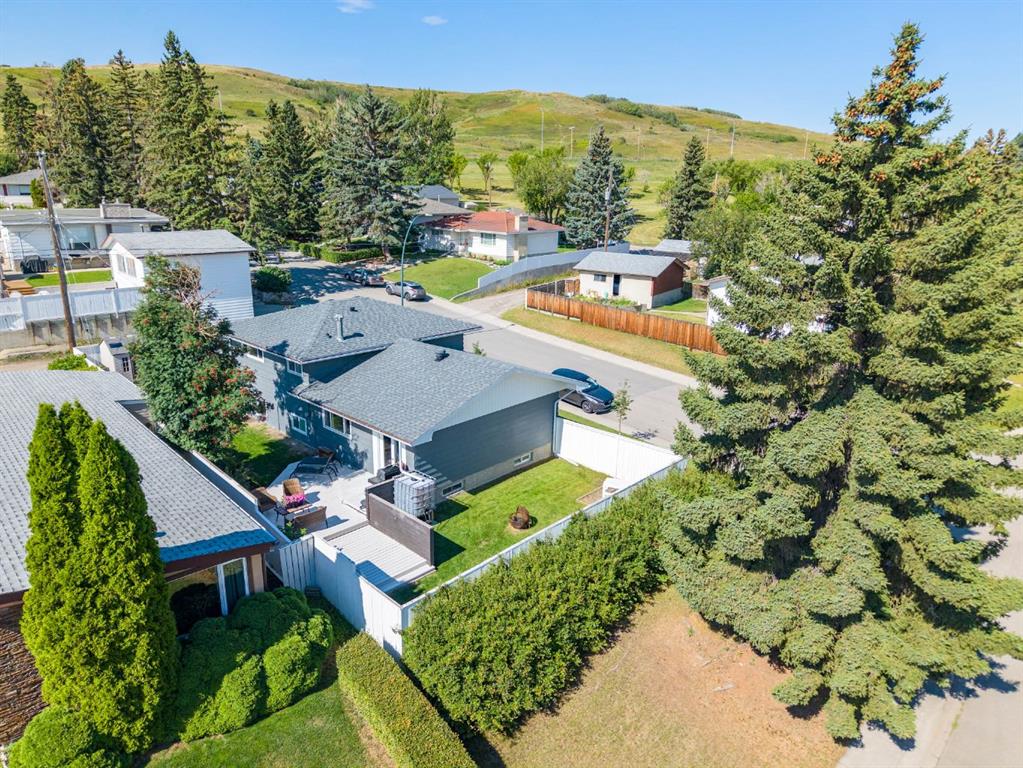 Picture of 1004 Huntercove Place NW, Calgary Real Estate Listing