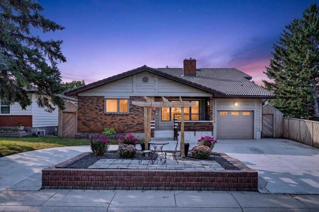 Picture of 126 Marbrooke Circle NE, Calgary Real Estate Listing