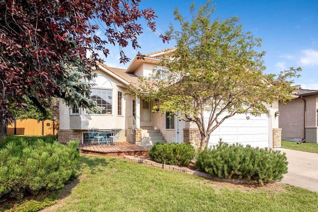 Picture of 208 Hawkview Manor Place NW, Calgary Real Estate Listing